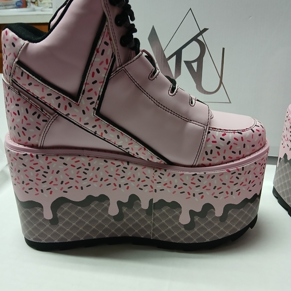 YRU Ice Cream Sprinkles Platform Sneakers Pink Black Sz 7 Qozmo RARE NIB - Picture 2 of 15